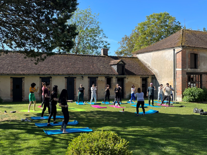 Atelier yoga séminaire au vert - Les Communs du Perche