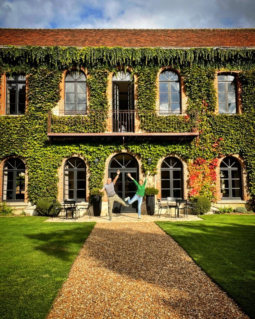 Sophie et Arnaud devant la façade des Communs du Perche
