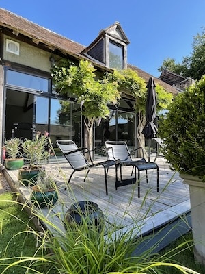 Chaises Fermob sur la terrasse des Communs du Perche